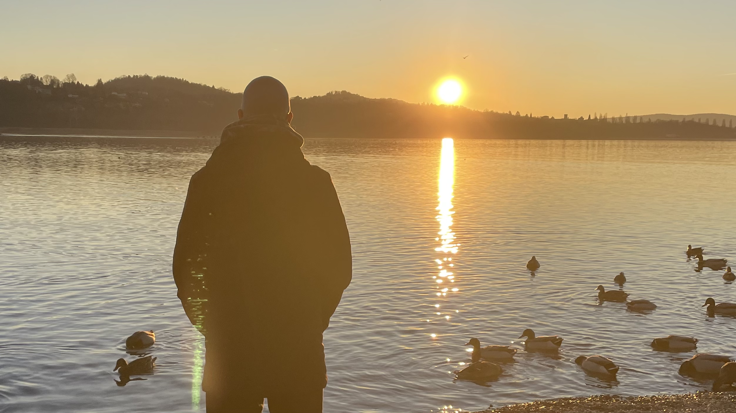 Andrea Tosoni in contemplazione difronte al lago