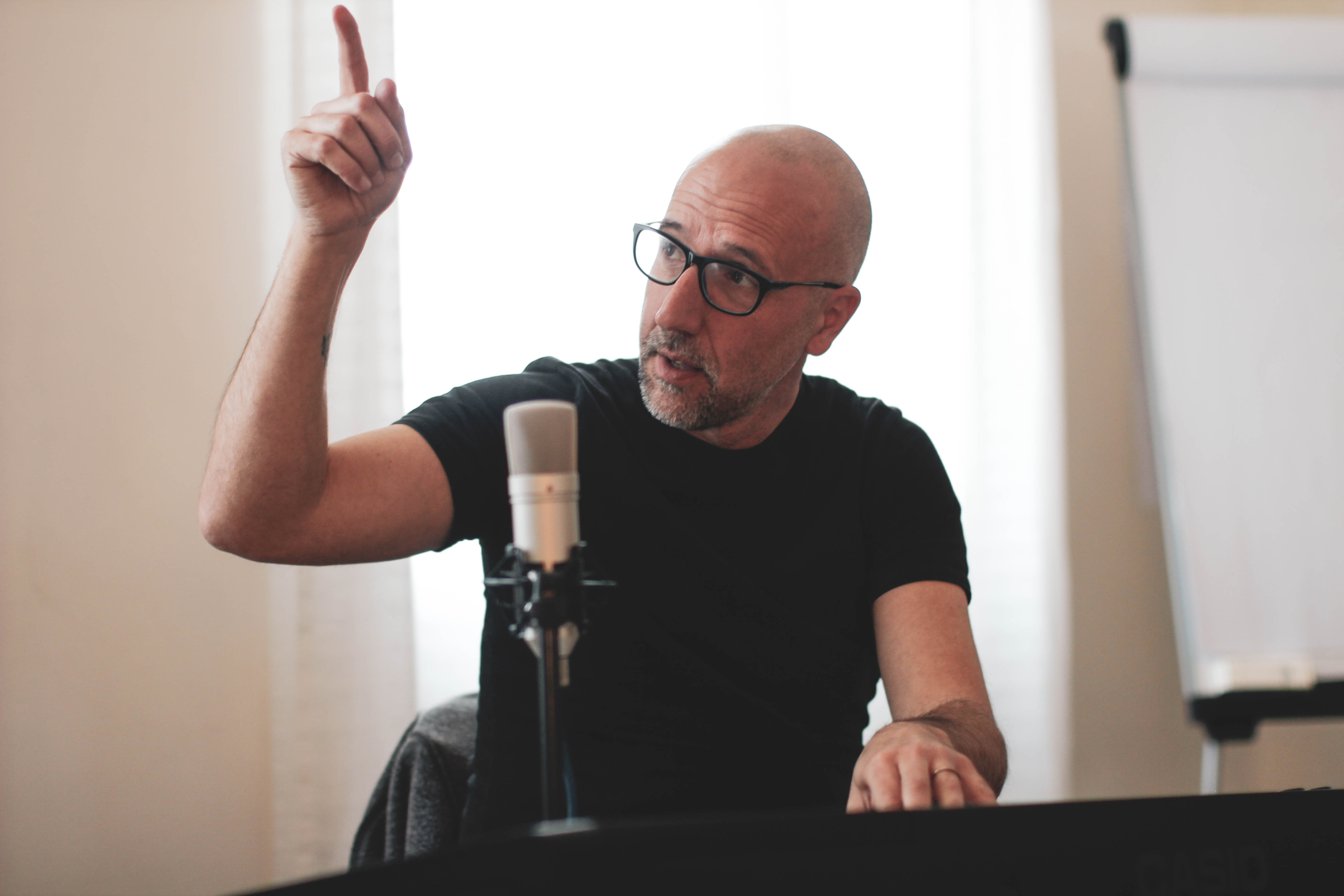 la posizione del suono è alta. Tu cantante devi capire cosa NON fare per permettere di stare su e farti cantare con facilità e senza fatica